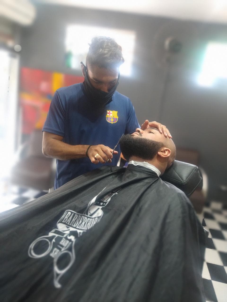 Atendimento de barba alinhada com contorno definido e acabamento elegante.