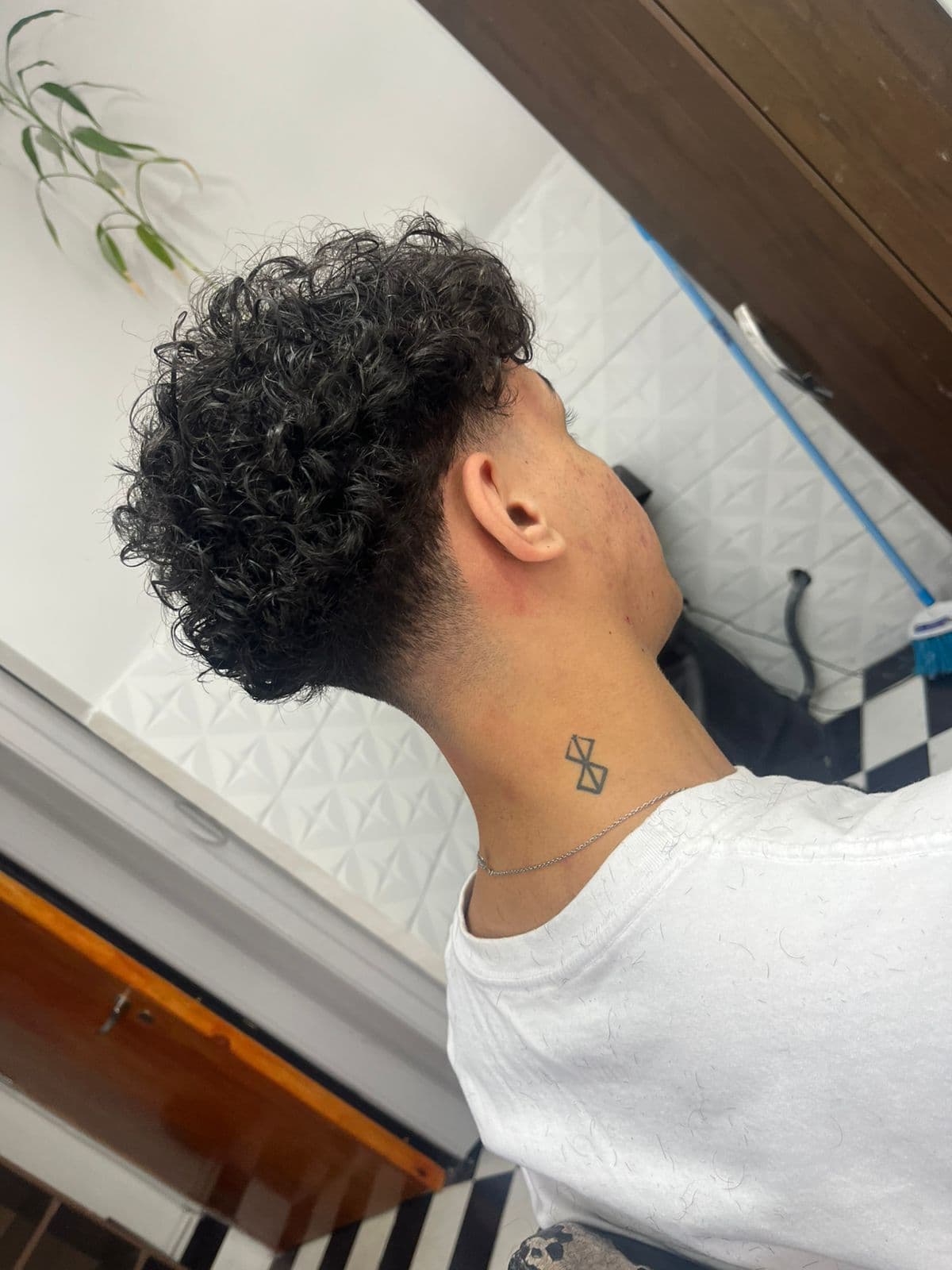 Resultado de corte com acabamento refinado e experiência completa de atendimento.