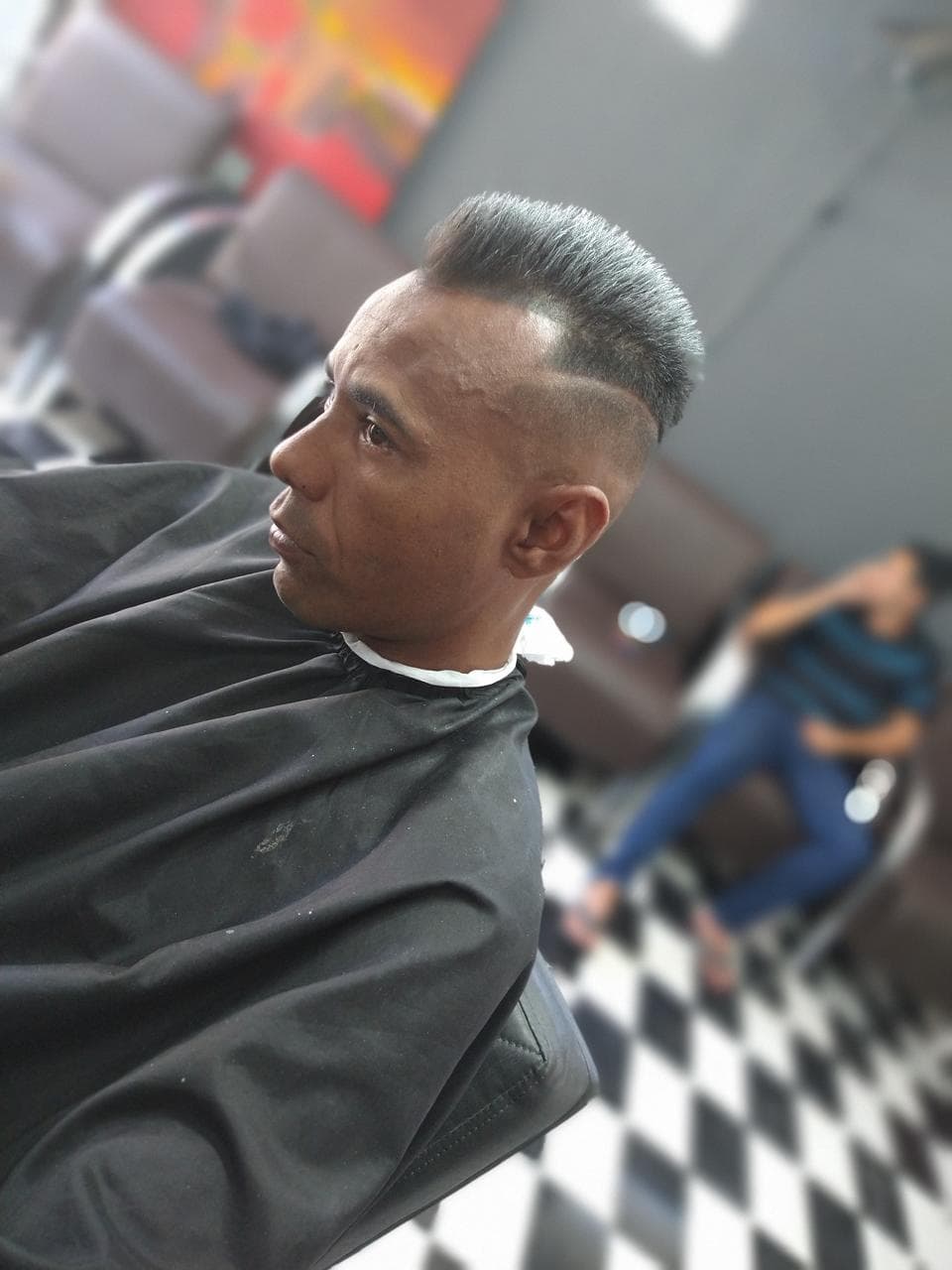Corte moderno com visual marcante e transformação perceptível no resultado final.